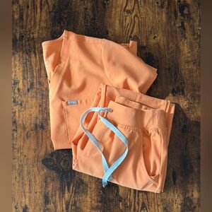 Figs SHAKA ORANGE Scrub Set